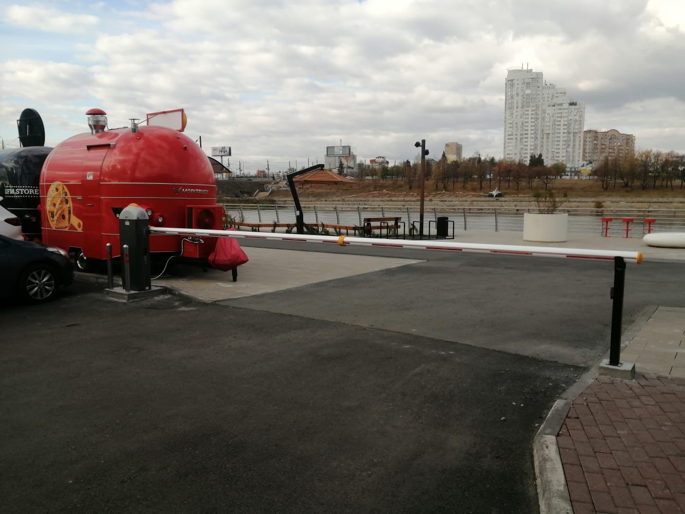 Установка шлагбаума для служебного въезда