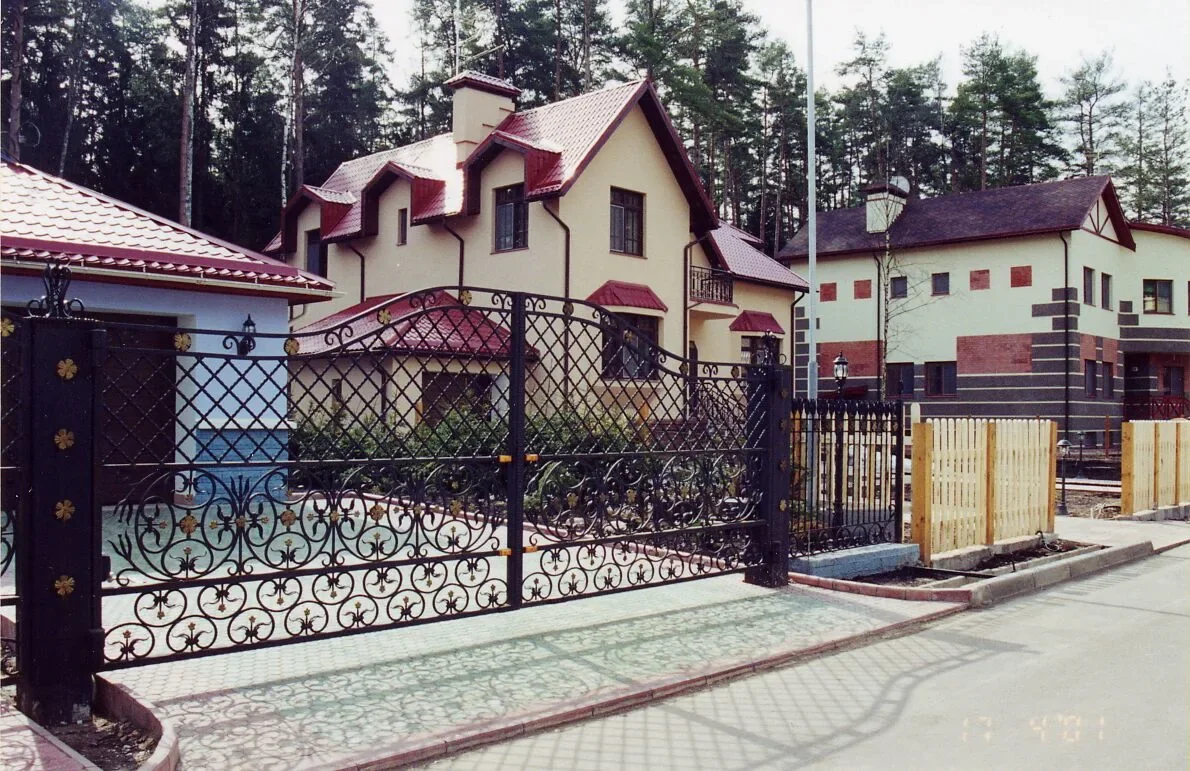 Распашные ворота для частного дома